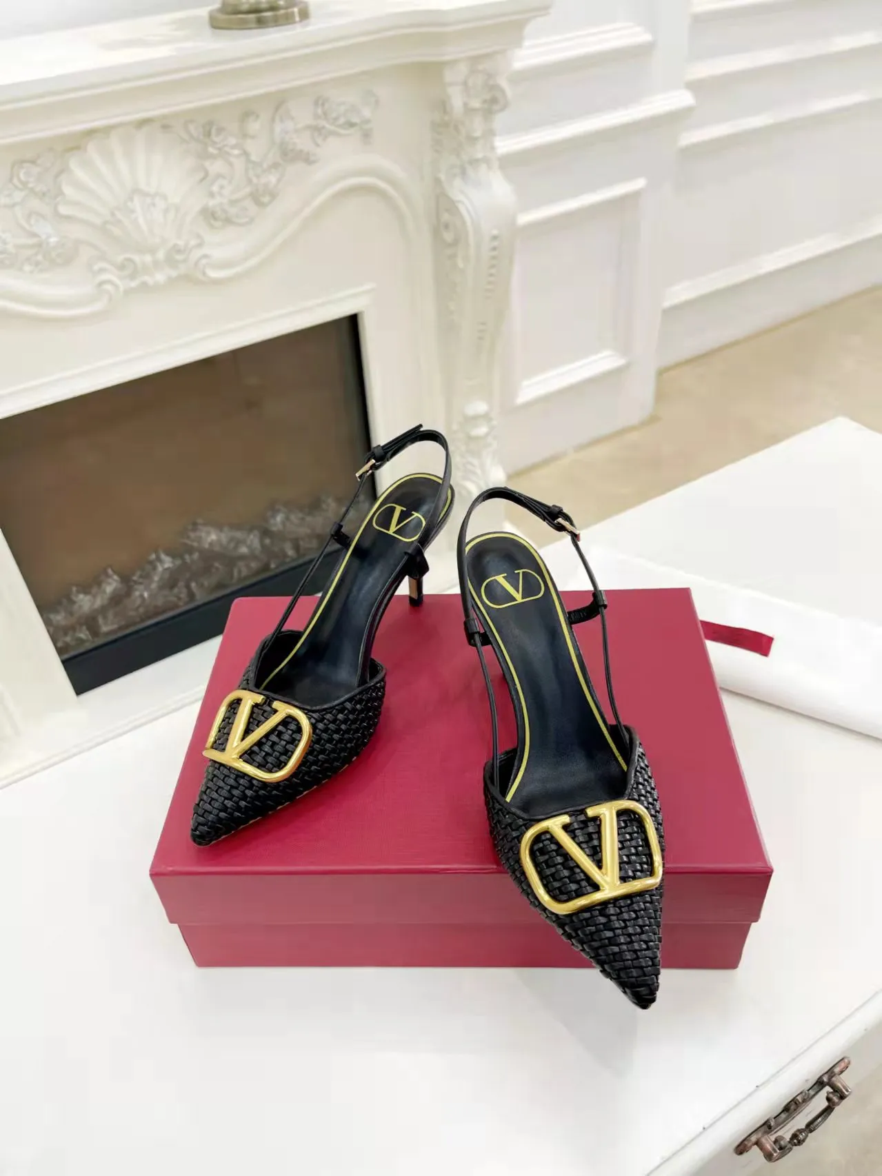 👟👟Ex-factory price 440👟👟 Genuine leather sole +40 Top version 𝑉𝐴𝐿𝐸𝑁𝑇𝐼𝑁𝑂 Valentino new spring and summer women's 5⃣️color empty back sandals. The unique [V family hand-woven] brings out a full sense of high-end, and the new season will live up to expectations! Worth buying★Absolutely high-grade❥Original method, Absolutely sensual❥Elegant style, creating a different feeling, simple and elegant style!  Code number: 35-41 (34-42 is custom-made and non-returnable) Inner lining: Sheepskin lining Heel height: 7.5 cm Leather outsole + 40 rubber outsole